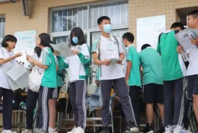 不想趁波逐浪向往着大学校园门这类学生有上进心